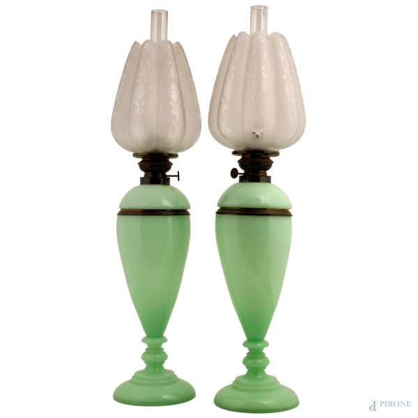Coppia di lampade da tavolo con struttura in opalina verde e diffusori in vetro molato, altezza cm 73, (difetti, da revisionare)