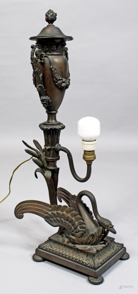 Lampada da tavolo in bronzo, base sormontata da cigno, parte superiore a forma di potiche biansata, altezza cm 53, XIX secolo.
