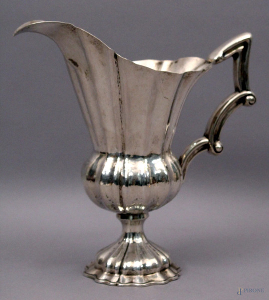 Versatoio in argento, XIX sec., H 25 cm, gr. 560.
