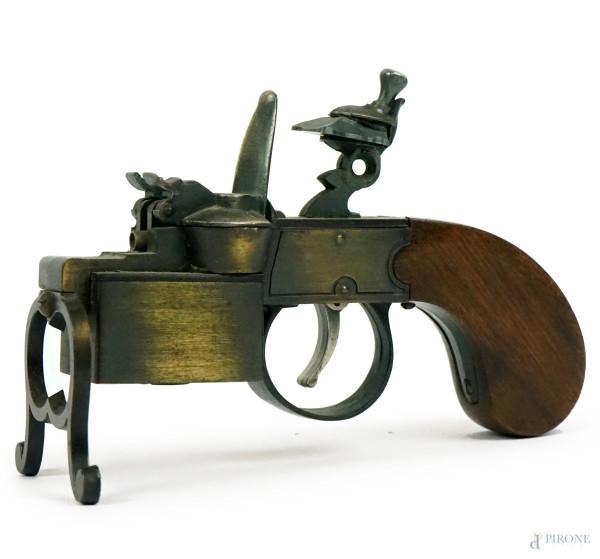 Dunhill Tinder Pistol, accendino a forma di pistola in legno e metallo, cm h 10x15, XX secolo.