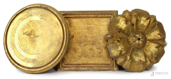 Lotto composto da un pannello, una base ed un finale per lampadario in legno dorato, diam.max cm 34, XIX secolo, (difetti).