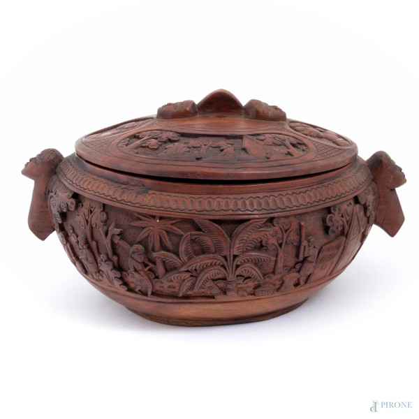 Ciotola con coperchio in legno di teak con decori a rilievo di ispirazione etnica, XX secolo, cm 15,5x38x30, (segni di usura)
