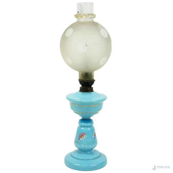 Lampada opalina azzurra con paralume in vetro satinato globulare, decori floreali dipinti, cm h 51, XX secolo.