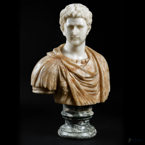 Busto di imperatore romano in marmo e alabastro, XX secolo, altezza cm 58, (piccole scalfiture)