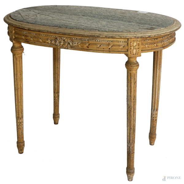 Tavolinetto ovale in legno laccato e intagliato, con piano in marmo e gambe a colonne rastremate, inizio XX secolo, cm 74x95x65, (difetti)