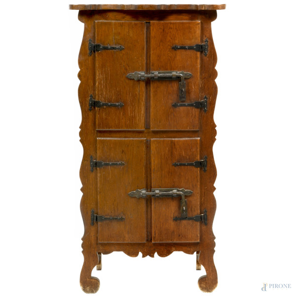 Mobiletto in noce con profili mistilinei, a quattro sportelli, XX secolo, cm 117x35x32,5, (difetti)