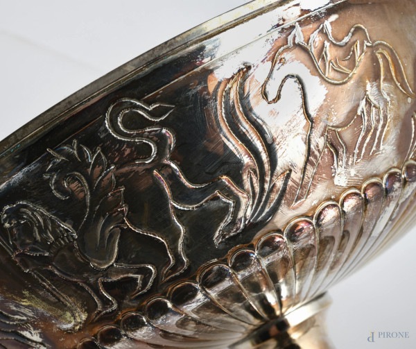 Alzata biansata in argento 800/000 con rilievi a sbalzo di animali mitologici, cm 19,5x29,5x20, p...