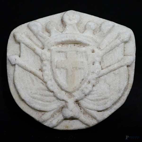 Stemma del Regno d'Italia,  in marmo zuccherino, fine XIX secolo, cm 8x8,7