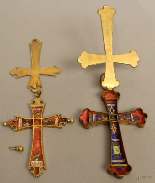 Lotto composto da due croci portareliquie in metallo dorato, fine XIX sec., H massima 11 cm.