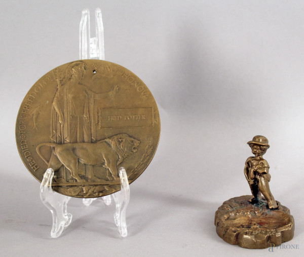 Lotto composto da una placca e un posacenere in bronzo, altezza 8 cm, diametro 12 cm.