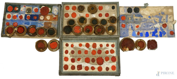 Collezione di 76 sigilli in ceralacca di epoche diverse, montati su tavole in cartoncino e piccole cornici lignee, diam. max cm 7, (difetti)