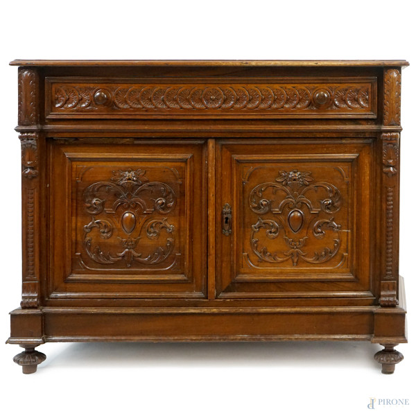 Credenza in noce, XIX-XX secolo, piano a vetrina, fronte ad un cassetto e due sportelli con decori intagliati, cm h 80x107X50, (difetti)