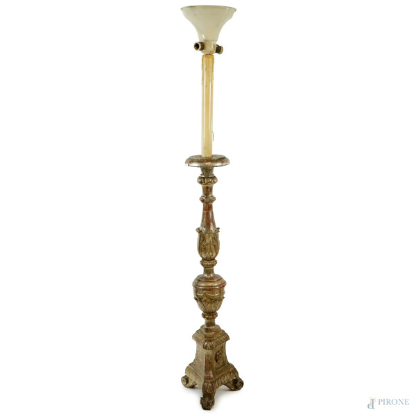 Torciera montata a lampada in legno intagliato e argentato, cm h 182, prima metà XX secolo, (difetti)