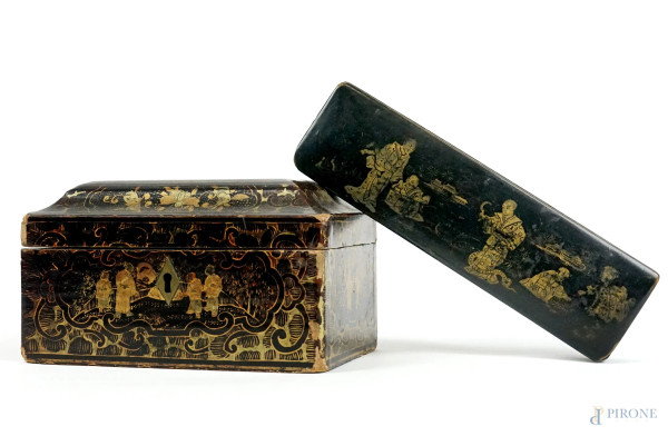 Lotto di due scatole in legno laccato nero, con decori dorati a chinoiserie, misura max cm 10x16,5x11,5, arte orientale, inizi XX secolo, (difetti).