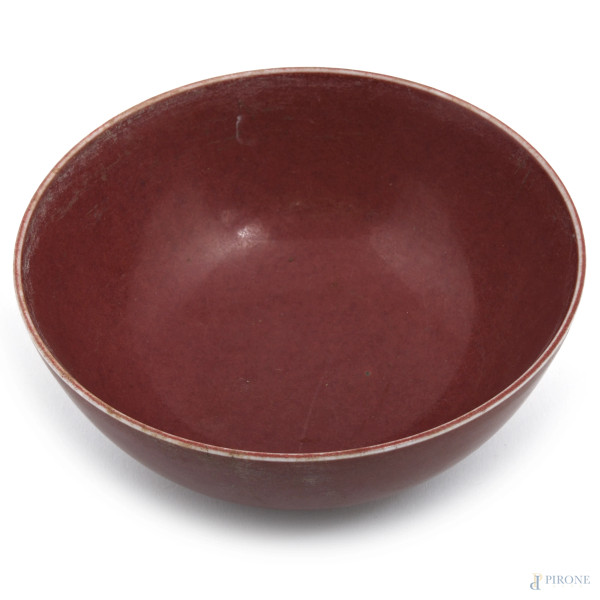 Ciotola in porcellana dipinta nei toni del rosso. Cina, XX secolo, cm 7x16 (difetti, cadute di colore)