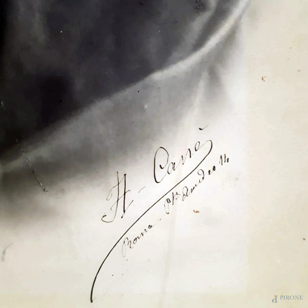 Grande foto agli alogenuri d’argento raffigurante nobildonna, cm 53x42, reca firma del fotografo
