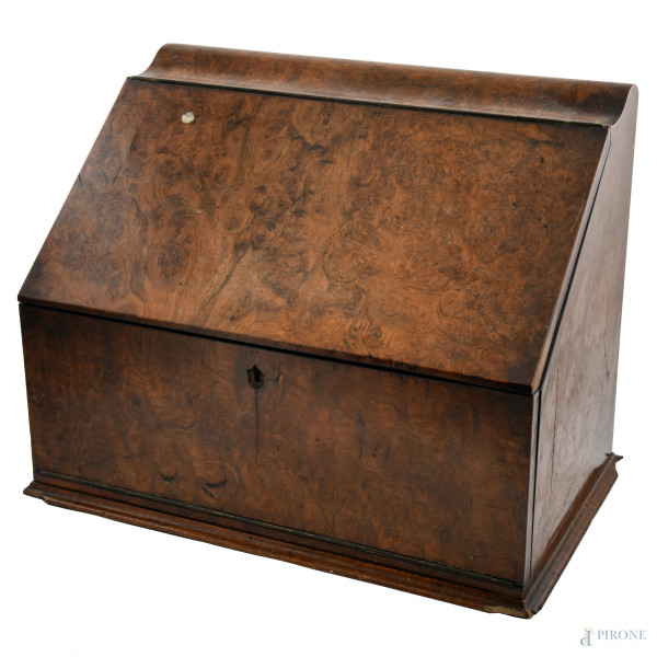Scatola portalettere in legno impiallacciato in radica con interno rivestito in velluto nei toni del blu, XX secolo, cm 36,5x48,5x29,5, (segni di usura, scalfiture, perdita di impiallacciatura, rotture, mancanze, difetti)