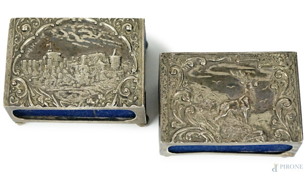 Due portafiammiferi in argento Crisford & Norris Ltd, Birmingham, inizi XX secolo, decori raffiguranti veduta di Royal Windsor e paesaggio con cervo, cm 3,5x7,5x5, peso netto gr.71