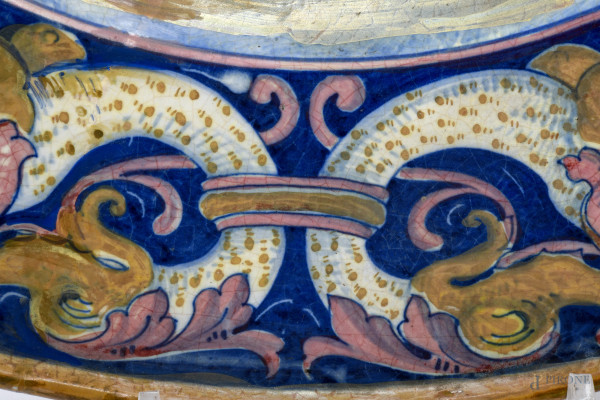 Coppia di piatti Gualdo Tadino Manifattura Santarelli in maiolica decorata in policromia con scen...
