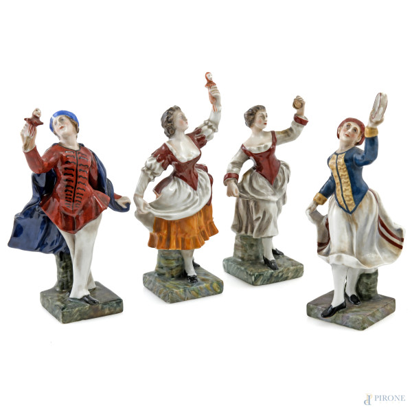 Lotto di quattro sculturine in porcellana Capodimonte, raffiguranti suonatori e burattinai, XIX-XX secolo, altezza massima cm 15, (segni di usura, sbeccature, difetti)
