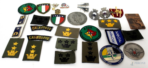 Lotto composto da mostrine e medaglie militari, in bronzo e metallo