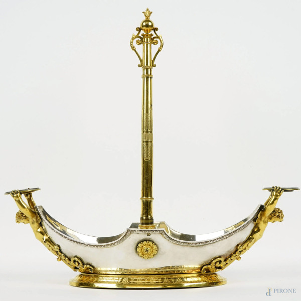 Centrotavola Impero a navicella in argento, particolari dorati, prese laterali a foggia di fanciulli con vassoi, cm h 30,5x32x11.
