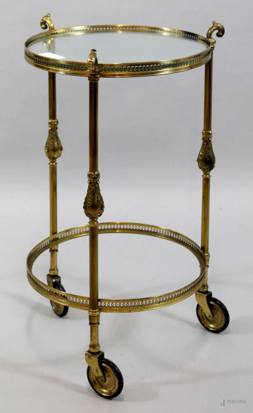 Carrello di linea tonda in bronzo dorato con due piani a vetro, altezza 69 cm, diametro 36 cm.