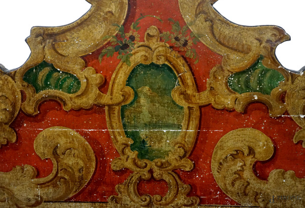 Panchetta in legno intagliato e dipinto, con seduta alzabile e schienale sagomato, XIX-XX secolo,...