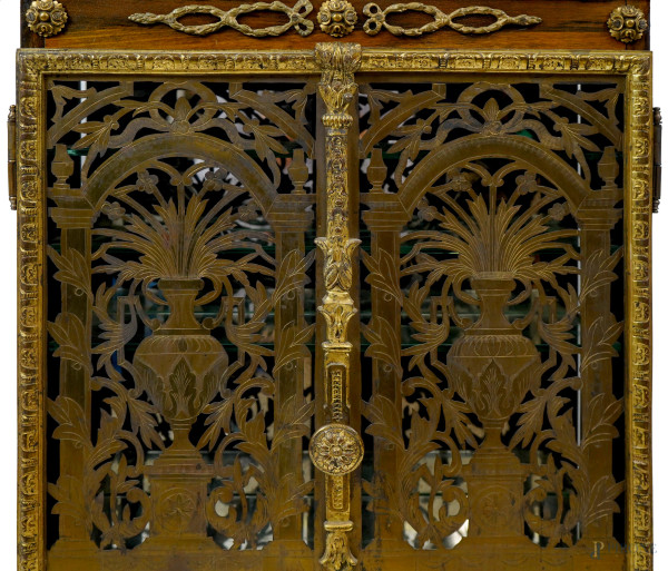 Mobile da muro a balaustra in legno, composto da due colonne tornite che sorreggono piano lineare...