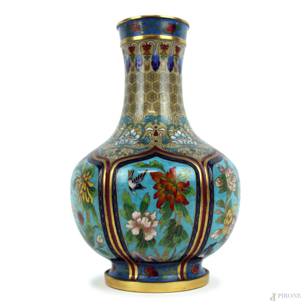 Vaso cloisonné con decoro policromo di rami fioriti e volatili, cm h 26, arte orientale, XX secolo.