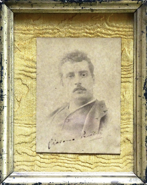 Foto alla gelatina ai sali d’argento raffigurante Giacomo Puccini con firma autografa del compositore, cm 10x14, entro cornice
