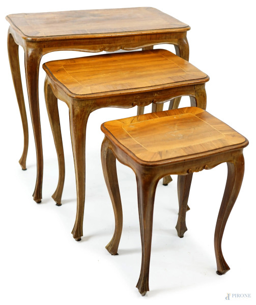 Tre tavolini a nido in legno impiallacciato, inizi XX secolo, piano di linea sagomata, gambe mosse, misure max cm h 58,5x57x35,5, (lievi difetti)