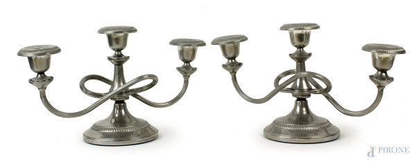 Coppia di candelabri in metallo argentato a tre fiamme su base circolare, XX secolo, cm 17x31x10