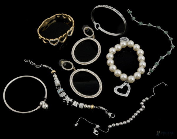 Lotto di bracciali e orecchini di bigiotteria