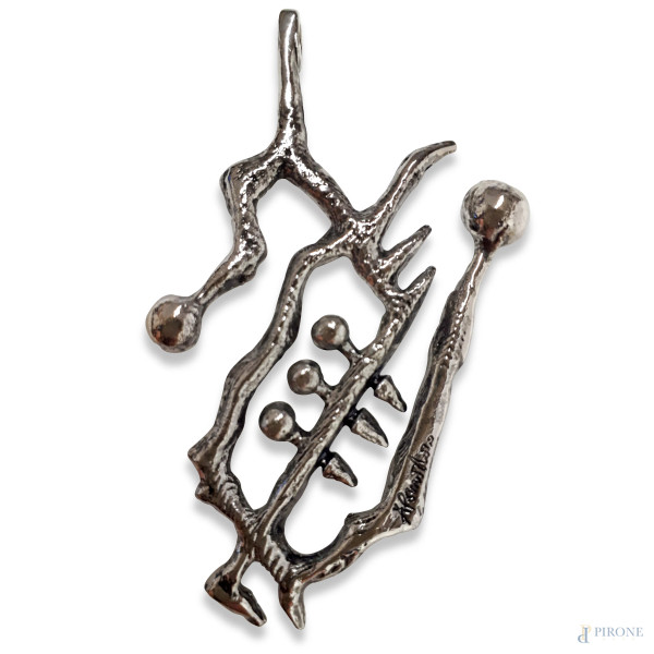 Arnaldo Pomodoro (1926-2025), Rilievo astratto, “pendant” in metallo argentato, cm 7x4, firmato