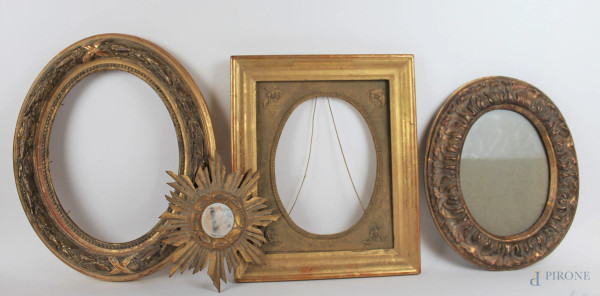 Lotto di due cornici e due specchiere in legno intagliato e dorato, XIX-XX secolo, misure max cm 49x41