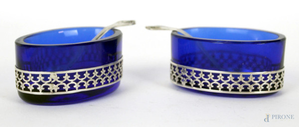 Coppia di salierine in argento con vaschette in vetro blu e due cucchiaini d'accompagno, cm 3x5,5x4