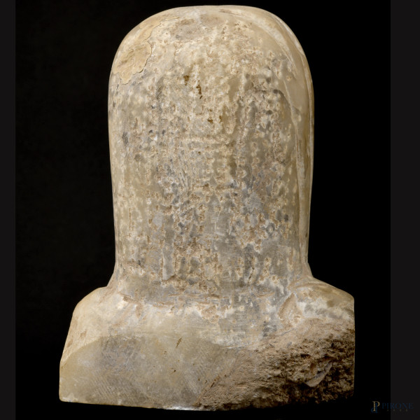 Scultura in pietra raffigurante nobile donna mediorentale con panneggio sul capo e ricco ornament...