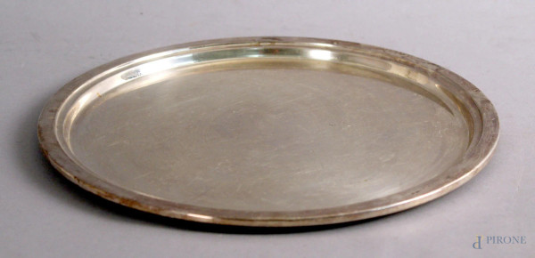 Piatto di linea tonda in argento, diametro 28,5 cm, gr. 370.
