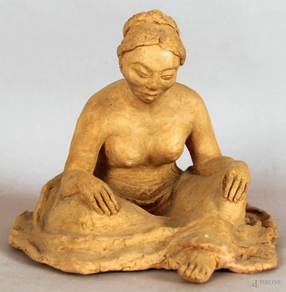 Donna orientale, scultura in terracotta, altezza 15,5 cm, firmata.