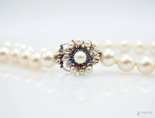 Collana di perle con chiusura in oro bianco 18 kt, lunghezza cm 59, peso gr. 68,6