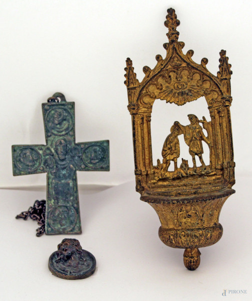 Lotto di una acquasantiera, una croce ed un piccolo medaglione con volto a rilievo del Cristo