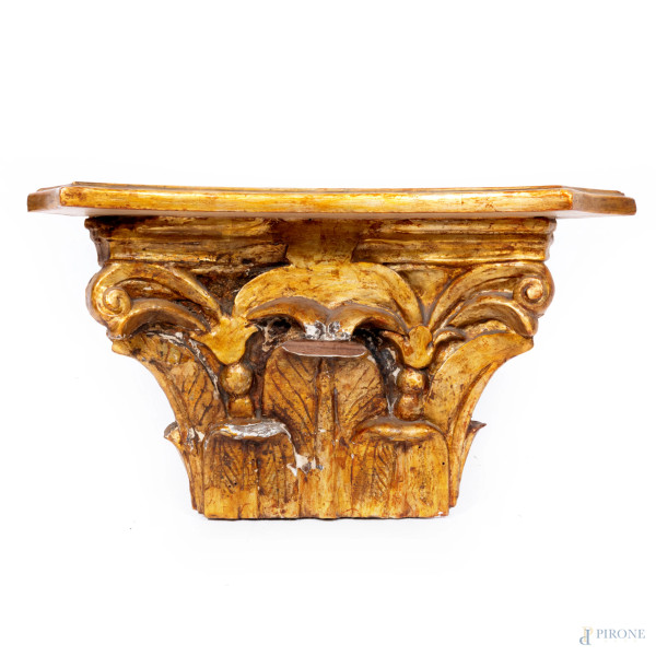 Mensola in legno intagliato e dorato, XX secolo, cm 27x49x37, (segni di usura, scalfiture, rotture, restauri, mancanze)