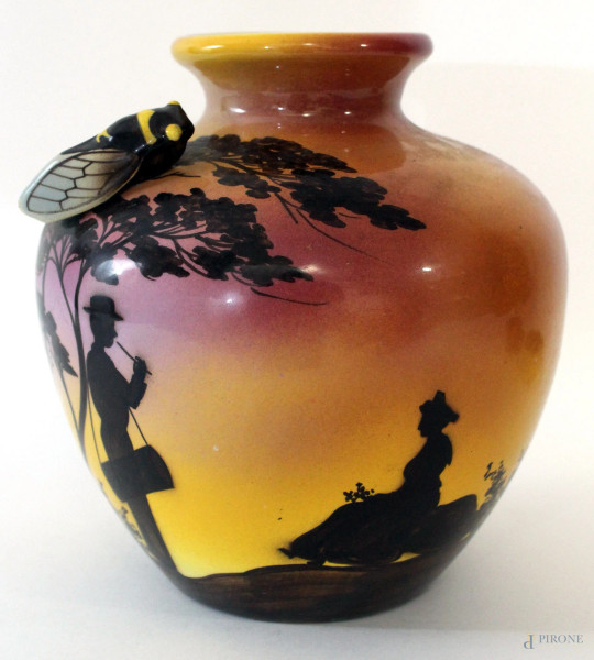 Vaso in ceramica con ape, decoro policromo raffigurante paesaggio con figure, altezza cm. 22, (lievi difetti).