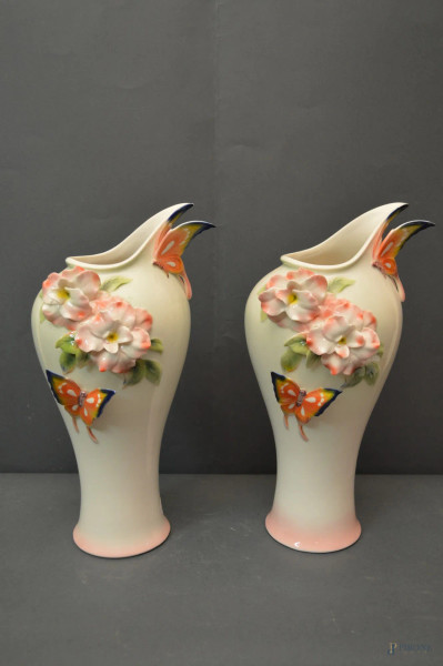 Coppia vasi in porcellana policroma con fiori e farfalle a rilievo, marcate fada, h 37cm.