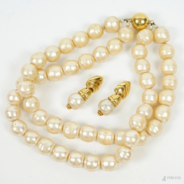 Parure collana a doppio filo e paio di orecchini a clip in perle sintetiche, montature in oro 18 KT, lunghezza collana cm 43, lunghezza orecchini cm 4,5.