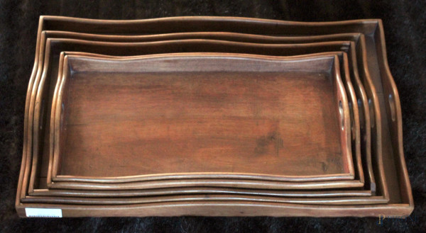 Lotto composto da cinque vassoi in legno, misure max. 64x39 cm.
