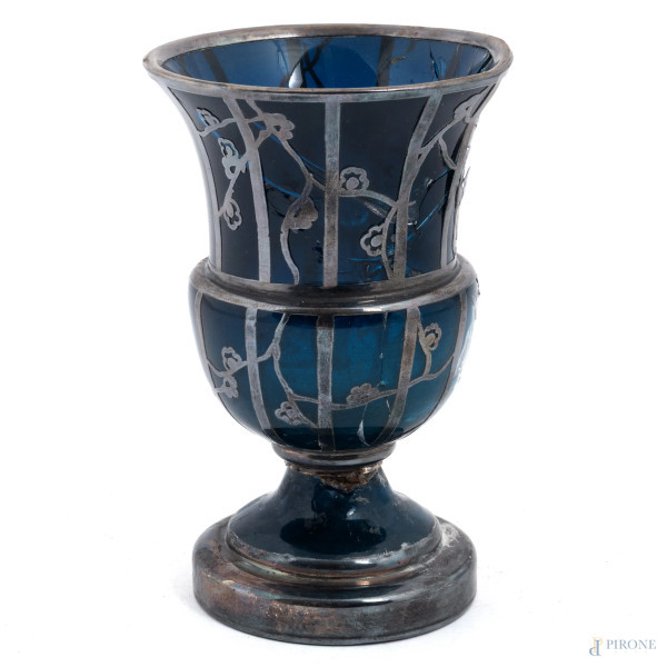 Vasetto in vetro nei toni del blu e profili in lamina d' argento 925/000, altezza cm 13, (segni d...
