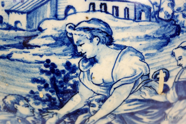 Grande vaso biansato in maiolica Savona, XVIII secolo, decorato in monocromia blu con figure clas...
