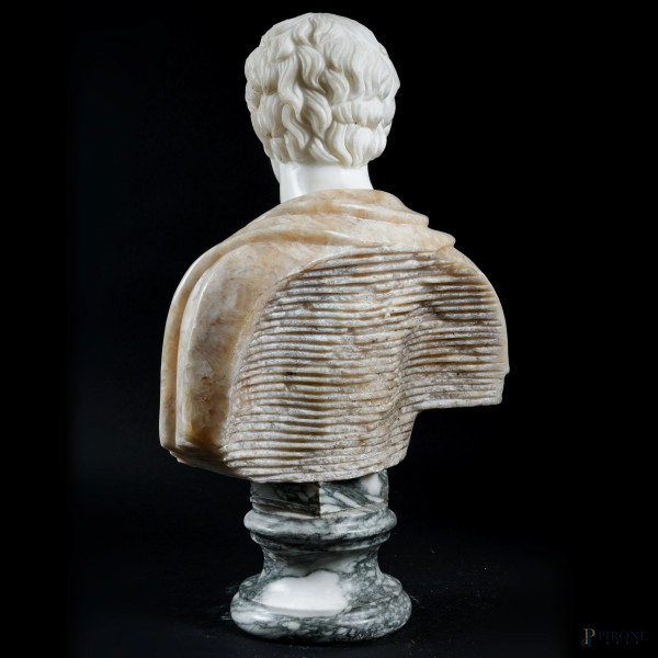 Busto di imperatore romano in marmo e alabastro, XX secolo, altezza cm 58, (piccole scalfiture)